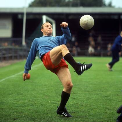 Uwe Seeler (HSV) am Ball Fußball 1. BL Herren DEUTSCHSPRACHIGE SPORTZEITSCHRIFTEN UND -ZEITUNGEN NUR NACH RÜCKSPRACHE, Saison 1967 1968 Einzelbild Hamburg Dynamik,