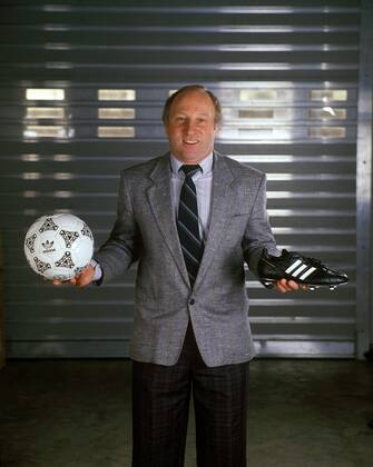 Uwe Seeler präsentiert als Repräsentant und Generalbevollmächtigter von Adidas den offiziellen Spielball der Weltmeisterschaft 1986 Azteca und dem World Cup Fußballschuh Fußball WM Herren DEUTSCHSPRACHIGE SPORTZEITSCHRIFTEN UND -ZEITUNGEN NUR NACH RÜCKSPRACHE, Zweitkarriere 1986 Einzelbild Aufnahmedatum geschätzt, Mitarbeiter Hamburg, Equipment, Ausrüstung, Sportgerät