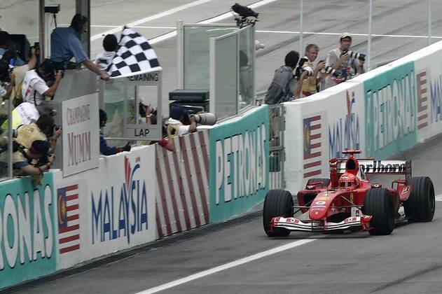 Michael Schumacher (Deutschland Ferrari) jubelt während der Zieleinfahrt für die Fotografen Motorsport Grand Prix Herren Großer Preis von Malaysia 2004, Formel 1 Weltmeisterschaft, F1, F, GP, WM, Vdig Totale Sepang Kuala Lumpur Freude,