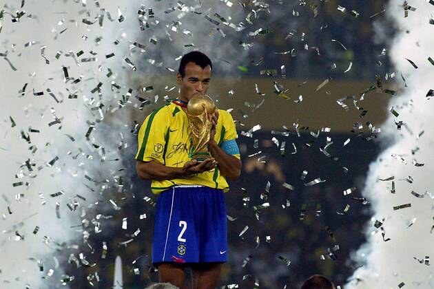 Cafu (Brasilien) küsst die Trophäe - NOT TO BE PUBLISHED IN POLAND Fußball WM Herren Weltmeisterschaft 2002, Finale, Endspiel, Länderspiel, Nationalmannschaft, Nationalteam Einzelbild Yokohama