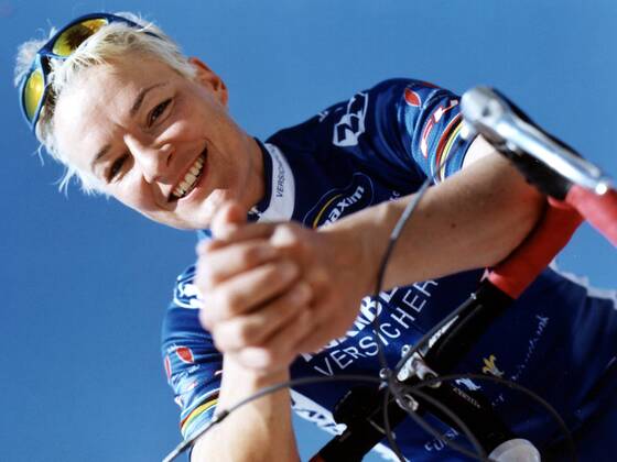 Petra Rossner (Deutschland Nürnberger) gut gelaunt Radsport Damen Shooting 2003, Fotoshooting, Fototermin, Straßenradsport, Straße, Rad, Vneg, Einzelbild
