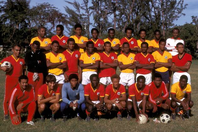 Kader Haiti - u.a. mit Nationaltrainer Antoine Tassy (Mitte, li.) und vorn mit Philippe Vorbe (2.v.li.) und Torwart Henry Francillon (3.v.li.) Fußball WM Herren Weltmeisterschaft 1974, Nationalmannschaft, Nationalteam, Nationaltrikot, Totale
