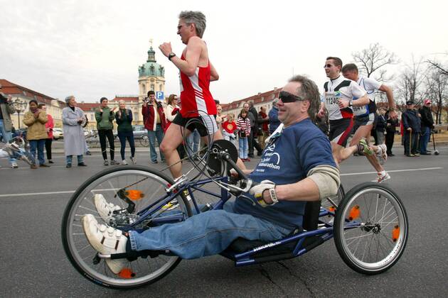 Ob mit Beinkraft oder Armkraft - Die Teilnehmer des 24. Berliner Halbmarathons 2004 bewältigen die Marathonstrecke auf unterschiedliche Art und Weise Leichtathletik 24. Berliner Halbmarathon 2004, Halb-Marathon, Straßenlauf, Volkslauf, Citymarathon, Vdig Gruppe Stadtmarathon, Langstrecke Berlin