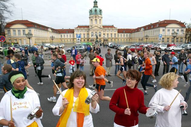 Multikulturelles Rahmenprogramm vor dem Schloss Charlottenburg am Rande des 24. Berliner Halbmarathons 2004 Leichtathletik 24. Berliner Halbmarathon 2004, Halb-Marathon, Straßenlauf, Volkslauf, Citymarathon, Vdig Gruppe Stadtmarathon, Langstrecke Berlin