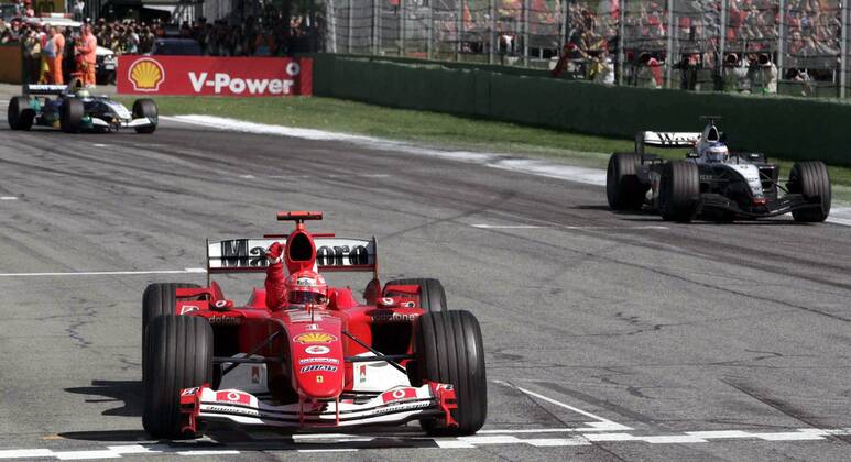 Michael Schumacher (Deutschland Ferrari) bejubelt seinen Sieg - VERÖFFENTLICHUNGSRECHTE NUR FÜR DEUTSCHE MEDIEN Motorsport Grand Prix Herren Großer Preis von San Marino 2004, Formel 1 Weltmeisterschaft, F1, F, GP, WM Gruppe Imola Begeisterung, Freude,