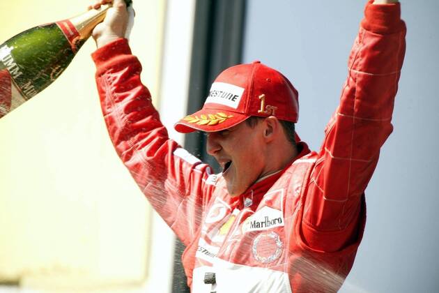 Michael Schumacher (Deutschland Ferrari) feiert seinen Sieg beim Großen Preis von San Marino Motorsport Grand Prix Herren Großer Preis von San Marino 2004, Formel 1 Weltmeisterschaft, F1, F, GP, WM, Vdig Einzelbild Imola Freude, Begeisterung,