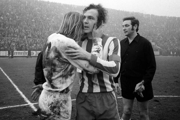 Günter Netzer (li., Gladbach) und Franz Beckenbauer (Bayern) mit einer innigen Umarmung nach einem kräfteraubenden Spiel Fußball 1. BL Herren Saison 1971 1972, Borussia Mönchengladbach - FC Bayern München 2:2 Gruppe Mönchengladbach Harmonie, Kameradschaft,