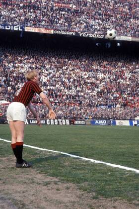 Karl-Heinz Schnellinger (Milan) - Einwurf vor beeindruckender Kulisse im San Siro Stadion Fußball Herren DEUTSCHSPRACHIGE SPORTZEITSCHRIFTEN UND -ZEITUNGEN NUR NACH RÜCKSPRACHE, Serie A 1967 1968 Einzelbild Aufnahmedatum geschätzt Mailand Dynamik,