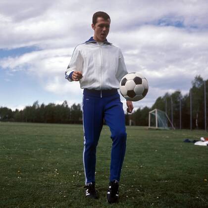 Franz Beckenbauer (BR Deutschland) am Ball Fußball Herren DEUTSCHSPRACHIGE SPORTZEITSCHRIFTEN UND -ZEITUNGEN NUR NACH RÜCKSPRACHE, Nationalmannschaft 1967 Einzelbild Aufnahmedatum geschätzt