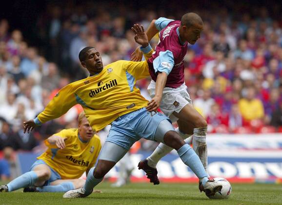 Bobby Zamora (West Ham, re.) gegen Mikele Leigertwood (Crystal Palace) Fußball Herren English 1. Division 2003 2004, 2. Englische Liga, Playoff, Playoffs, Play Off, Offs, Finale Gruppe London Dynamik,