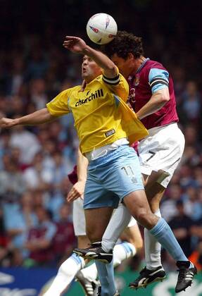 Neil Shipperley (Crystal Palace, li.) gegen Christian Dailly (West Ham) Fußball Herren English 1. Division 2003 2004, 2. Englische Liga, Playoff, Playoffs, Play Off, Offs, Finale Gruppe London Dynamik,