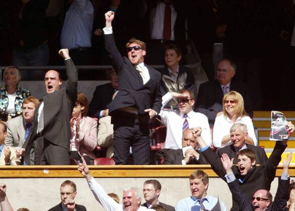 Präsident Simon Jordan (Crystal Palace, Mitte) jubelt auf der Tribüne über das 1:0 Fußball Herren English 1. Division 2003 2004, 2. Englische Liga, Playoff, Playoffs, Play Off, Offs, Finale Gruppe London Freude, Begeisterung,
