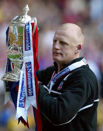 Fußball, Trainerhistorie Crystal Palace von 1905 bis heute Trainer Iain Dowie (Crystal Palace) präsentiert den Pokal der Relegation zur Premier League Fußball Herren English Division 1 2003 2004, 2. Englische Liga, Play Off, Offs, Playoff, Playoffs, Crystal Palace Einzelbild Aufstiegsspiel Cardiff Freude,