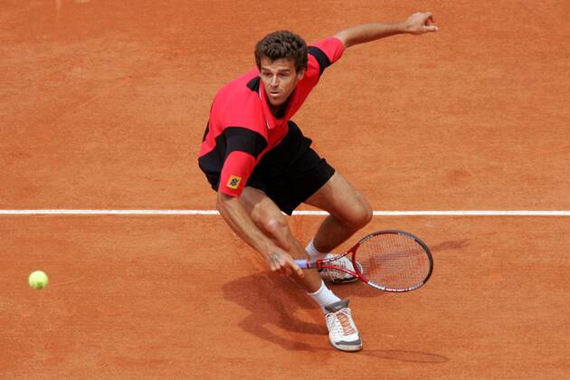 Gustavo Kuerten (Brasilien) - Rückhand Tennis Herren French Open 2004, Grand Slam, ATP-Tour, Sand, Sandplatz, Sandplatztennis, Sandplatzturnier, Einzelbild Roland Garros Paris Dynamik  