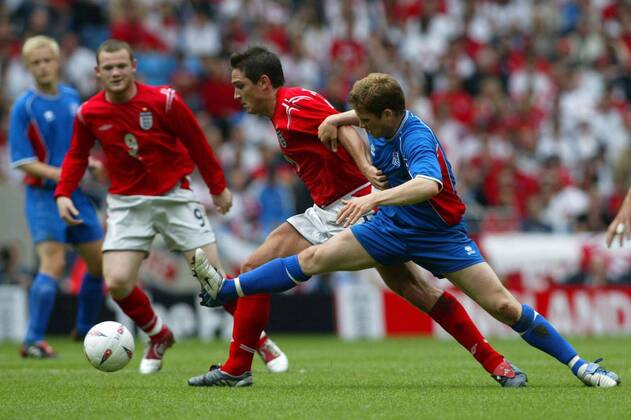 Frank Lampard (England, li.) gegen Johannes Carl Gudjonsson (Island) Fußball Länderspiel Herren Länderspiel 2004, Nationalmannschaft, Nationalteam, Nationaltrikot, Testspiel, Freundschaftsspiel Gruppe Manchester Dynamik, Kampf,
