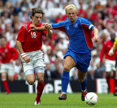 Eidur Gudjohnsen (Island, re.) gegen Owen Hargreaves (England) Fußball Länderspiel Herren Länderspiel 2004, Nationalmannschaft, Nationalteam, Nationaltrikot, Testspiel, Freundschaftsspiel Gruppe Manchester Dynamik, Kampf,