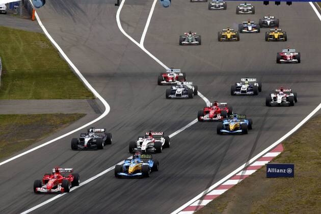 Start zum GP von Europa auf dem Nürburgring 2004: Michael Schumacher (Deutschland Ferrari) führt das Feld vor Jarno Trulli (Italien Renault), Takuma Sato (Japan BAR-Honda) und Kimi Räikkönen (Finnland McLaren-Mercedes) an Motorsport Grand Prix Herren Großer Preis von Europa 2004, Formel 1 Weltmeisterschaft, F1, F, GP, WM Totale Nürburgring Nürburg