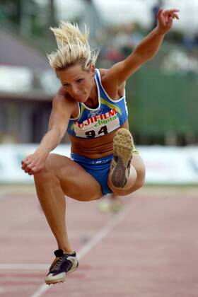 Susen Tiedtke (LG Eintracht Frankfurt Deutschland) - Flugphase Leichtathletik Damen Meeting 2004, Leichtathletikmeeting, Sportfest, Leichtathletiksportfest, Vdig Einzelbild Erfurt