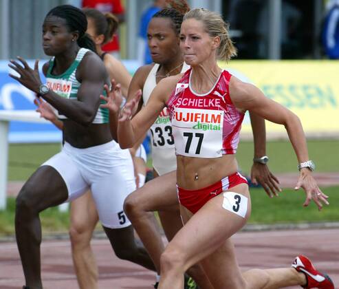 Sina Schielke (Deutschland, re.) vor Silvane Felix (Frankreich, Mitte) und Oludamola Osayomi (Nigeria) Leichtathletik Damen Meeting 2004, Leichtathletikmeeting, Sportfest, Leichtathletiksportfest, Vdig Gruppe Erfurt