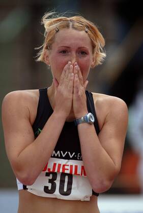 Kirsten Bolm (Deutschland) glücklich Leichtathletik Damen Meeting 2004, Leichtathletikmeeting, Sportfest, Leichtathletiksportfest, Vdig Einzelbild Erfurt Glück, Freude