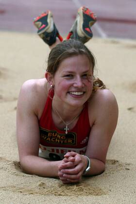 Sophie Krauel (Deutschland) liegt zufrieden im Sand Leichtathletik Damen Meeting 2004, Leichtathletikmeeting, Sportfest, Leichtathletiksportfest, Vdig Einzelbild Shooting, Fotoshooting, Fototermin Erfurt