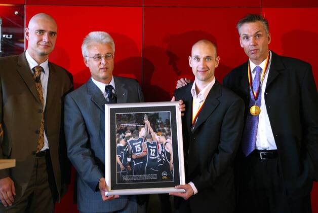Empfang im Rathaus des Deutschen Meisters Frankfurt, v. li.: Manager Gunnar Wöbke, Dr. Burghardt (Adam Opel AG), Pascal Roller und Trainer Gordon Herbert Basketball 1. BL Herren BBL Saison 2003 2004, Opel Skyliners Frankfurt, Empfang, Deutscher Meister, Deutsche, Meisterschaft Gruppe Frankfurter Römer, Römerberg, Rathaus Frankfurt M.