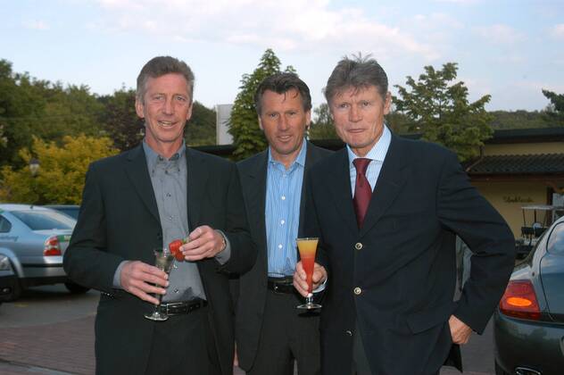 Die ehemaligen HSVer Ditmar Jakobs (li.), Manfred Kaltz (Mitte) und Peter Nogly (alle Deutschland) genehmigen sich ein Gläschen am Rande eines Prominentengolfturniers Fußball Herren Ehemalige 2004 Gruppe Wuppertal