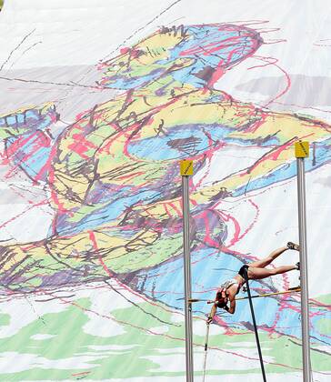Vor dem Hintergrund eines Riesenplakats mit Läufer reißt Carolin Hingst (Deutschland) die Latte Leichtathletik Damen Team Challenge 2004, Nationaltrikot, Länderkampf Totale München