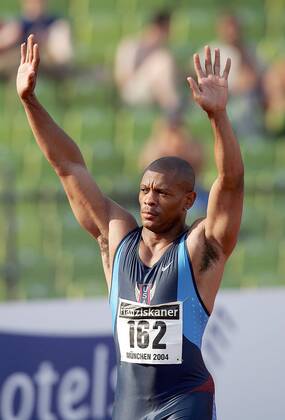 Maurice Greene (USA) begrüßt seine Anhänger Leichtathletik Herren Team Challenge 2004, Nationaltrikot, Länderkampf Einzelbild München
