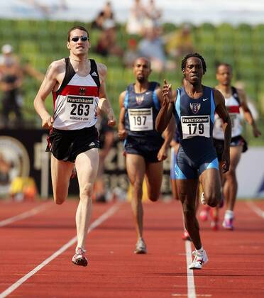 Rene Herms (Deutschland, li.) und Khadevis Robinson (USA) Leichtathletik Herren Team Challenge 2004, Nationaltrikot, Länderkampf Gruppe München