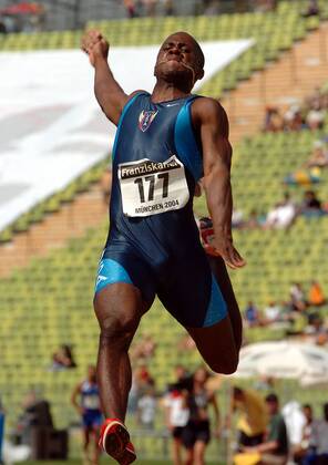 Dwight Phillips (USA) - Flugphase Leichtathletik Herren Team Challenge 2004, Länderkampf, Nationaltrikot Einzelbild München