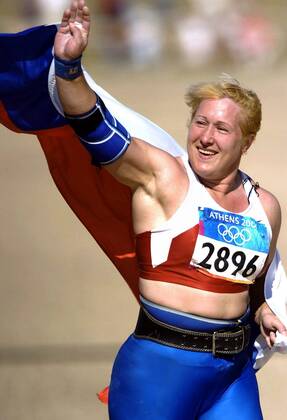 Olympiasiegerin Irina Korzhanenko (Rußland) auf ihrer Ehrenrunde, als Dopingsünder überführt mußte Sie ihre Medaille zurückgeben Leichtathletik OS Sommer Damen Olympische Sommerspiele Athen 2004, Olympia, Olympiade, Spiele, Kugel, Kugelstoß, Kugelstoßen, Vdig Einzelbild Olympia Peloponnes, itself Freude,