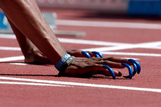 Die unverwechselbaren Fingernägel von Gail Devers (USA) erfordern beim Start eine spezielle Handhaltung Leichtathletik OS Sommer Damen Olympische Sommerspiele Athen 2004, Olympia, Olympiade, Spiele, Vdig Einzelbild Maroussi