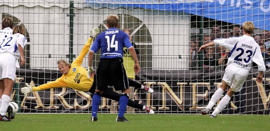 Guido Spork (re., Paderborn) verwandelt sicher seinen Elfmeter gegen Torwart Martin Pieckenhagen (HSV) Fußball Herren DFB-Pokal 2004 2005, Pokalspiel, SC Paderborn - Hamburger SV 4:2, Hamburg Gruppe Paderborn Dynamik