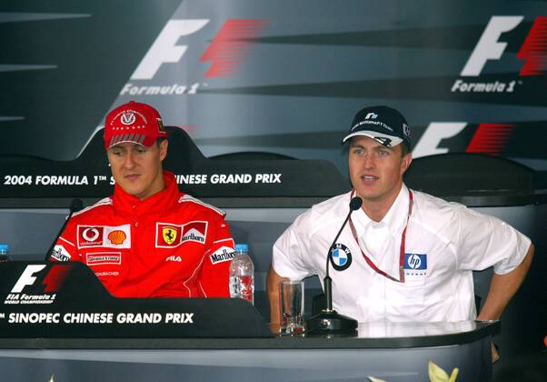 Pressekonferenz vor dem GP von China in Shanghai 2004, v.li.: Michael Schumacher (Ferrari) und Ralf Schumacher (beide Deutschland BMW-Williams) Motorsport Grand Prix Herren Großer Preis von China 2004, Formel 1 Weltmeisterschaft, F1, F, GP, WM Gruppe Shanghai
