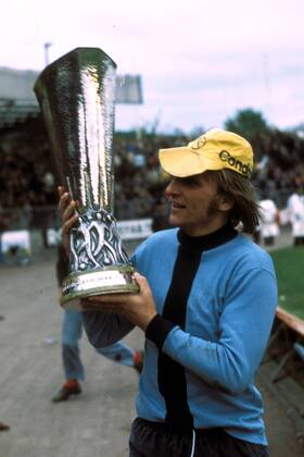 Torwart Wolfgang Kleff (Gladbach) während seiner Ehrenrunde mit dem UEFA-Pokal Fußball EC 3 Herren UEFA-Cup 1974 1975, Pokal, Europapokal, Europacup, Twente Enschede - Borussia Mönchengladbach 1:5 Einzelbild Europapokalsieg, Enschede