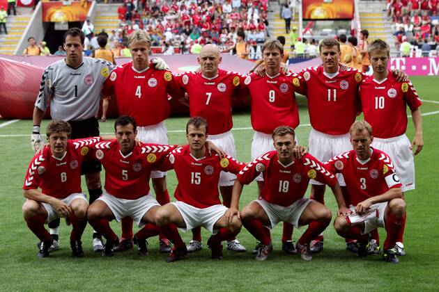 Mannschaftsbild Dänemark, hi.v.li.: Torwart Thomas Sörensen, Martin Laursen, Thomas Gravesen, Jon Dahl Tomasson, Ebbe Sand, Martin Jörgensen, vorn: Thomas Helveg, Niclas Jensen, Daniel Jensen, Dennis Rommedahl, Rene Henriksen Fußball EM Herren Euro 2004, Europameisterschaft, Länderspiel Nationalmannschaft, Nationalteam, Gruppe C Totale Braga