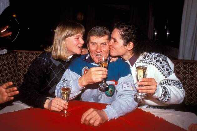 Katja Seizinger (li.) und Miriam Vogt amüsieren sich mit ihrem Bundestrainer Alois Glaner (alle Deutschland) bei einem Glas Champagner Alpiner Skilauf OS Winter Damen Olympische Winterspiele 1992, Olympia, Olympiade, Spiele, Ski Alpin, Skisport, Vdia Gruppe Albertville Freude,