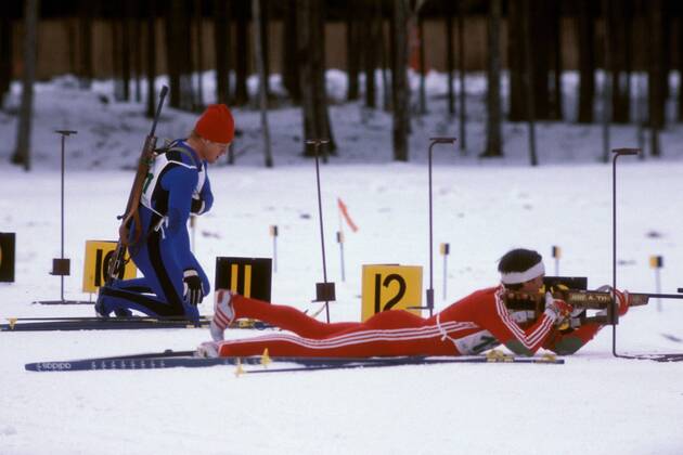 Klaus Siebert (DDR, li.) beginnt neben Alexander Tichonow (Sowjetunion) mit dem Liegendschießen Biathlon OS Winter Herren Olympische Winterspiele 1980, Olympia, Olympiade, Spiele, Staffel, Staffellauf, Staffelrennen, Vdia Gruppe Lake Placid, Tikhonov, Tikhonow