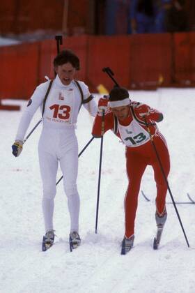 Wladimir Alikin (li.) schickt Alexander Tichonow (beide Sowjetunion) ins Rennen Biathlon OS Winter Herren Olympische Winterspiele 1980, Olympia, Olympiade, Spiele, Staffel, Staffellauf, Staffelrennen, Vdia Gruppe Lake Placid, Tikhonov, Tikhonow