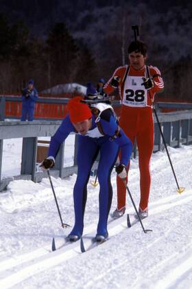 Frank Ullrich (DDR) vor Alexander Tichonow (Sowjetunion) in der Loipe Biathlon OS Winter Herren Olympische Winterspiele 1980, Olympia, Olympiade, Spiele, 10km, 10 km, Kilometer, Vdia Gruppe Lake Placid