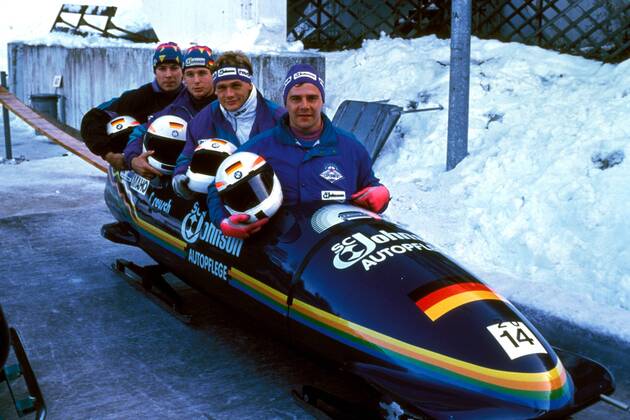 Der deutsche Viererbob mit (v.re.) Pilot Wolfgang Hoppe, Frank Bartholomäus, Axel Kühn und Rene Hannemann Bobsport Herren Weltcup 1990 1991, Welt-Cup, Worldcup, World, WC, Viererbob, 4er Bob, 4 er, Vierer, Vdia Gruppe