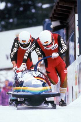 Pilot Wolfgang Hoppe und Rene Hannemann (beide Deutschland) - Start Bobsport Herren Weltcup 1990 1991, Welt-Cup, Worldcup, World, WC, Zweierbob, 2er Bob, 2 er, Zweier, Vdia Gruppe Winterberg Dynamik,