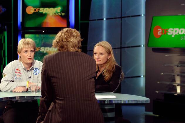 Jutta Kleinschmidt (Volkswagen, li.) und Andrea Mayer (Mitsubishi) im Gespräch mit Moderator Michael Steinbrecher Motorsport Damen ZDF Sportstudio 2004, Sendung, Fernsehsendung, Sportsendung, Vdig Gruppe Mainz