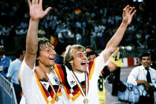 Guido Buchwald (li.) und Jürgen Klinsmann (beide BR Deutschland) feiern auf der Ehrenrunde den Weltmeistertitel - PUBLICATION FOR GERMAN, SWISS, AUSTRIAN AND HUNGARIAN MEDIA ONLY (Icon5476974) Fußball WM Herren Weltmeisterschaft 1990, Länderspiel, Finale, Endspiel, Nationalmannschaft, Nationalteam Gruppe Rom Glück, Begeisterung, Freude, EDITORIAL USE ONLY