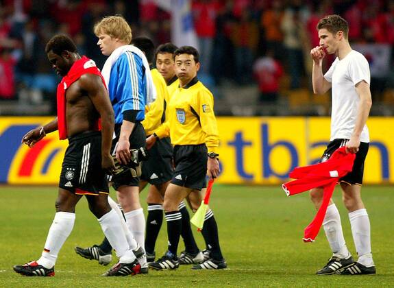 Gerald Asamoah (li.), Torwart Oliver Kahn und Arne Friedrich (alle Deutschland) gehen nach dem Trikottausch enttäuscht vom Platz Fußball Länderspiel Herren Länderspiel 2004, Testspiel, Freundschaftsspiel, Test, Asienreise, Asientour, Länderspielreise Gruppe Busan Enttäuschung,