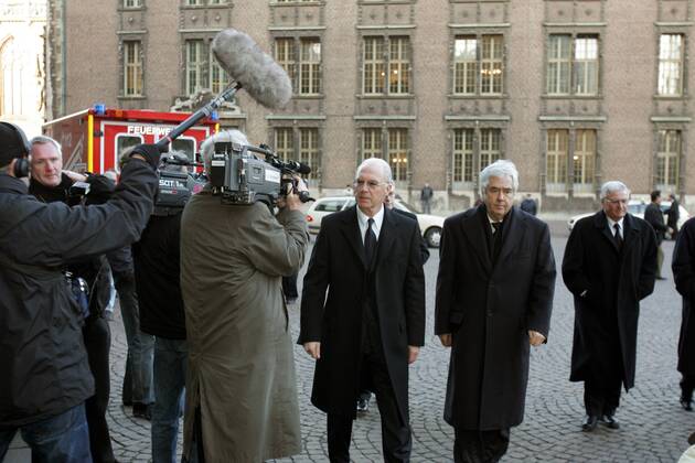Präsident Franz Beckenbauer (li.) und Vizepräsident Prof. Dr. Fritz Scherer (beide FC Bayern München) während ihrer Ankunft zur Trauerfeier anlässlich des Todesfalls von Aufsichtsratschef F. Böhmert (SV Werder Bremen) Fußball 1. BL Herren Trauerfeier 2005, Todesfall, Trauer, Beerdigung, Gruppe Bremen