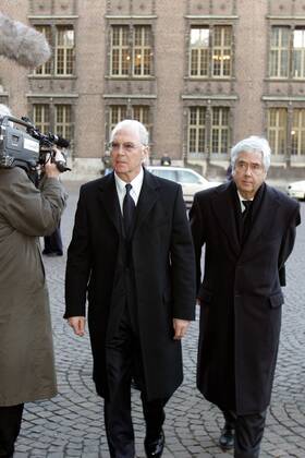 Präsident Franz Beckenbauer (li.) und Vizepräsident Prof. Dr. Fritz Scherer (beide FC Bayern München) während ihrer Ankunft zur Trauerfeier anlässlich des Todesfalls von Aufsichtsratschef F. Böhmert (SV Werder Bremen) Fußball 1. BL Herren Trauerfeier 2005, Todesfall, Trauer, Beerdigung, Gruppe Bremen