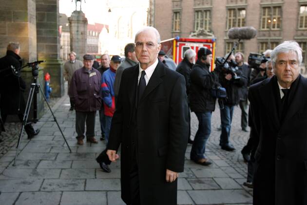 Präsident Franz Beckenbauer (li.) und Vizepräsident Prof. Dr. Fritz Scherer (beide FC Bayern München) während ihrer Ankunft zur Trauerfeier anlässlich des Todesfalls von Aufsichtsratschef F. Böhmert (SV Werder Bremen) Fußball 1. BL Herren Trauerfeier 2005, Todesfall, Trauer, Beerdigung, Gruppe Bremen