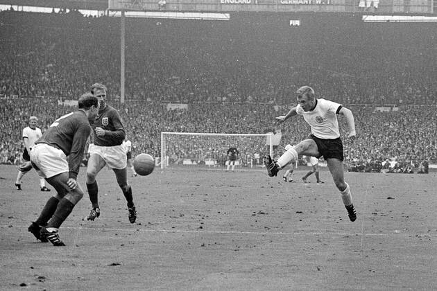 Fußball, WM 1966, Finale in Wembley, England - Deutschland 4-2 n.V. Sigfried Held (Deutschland, re.) zieht ab, George Cohen (li.) und Jack Charlton (beide England) beobachten die Flugbahn des Balles Fußball WM Herren Weltmeisterschaft 1966, Nationalmannschaft, Nationalteam, Nationaltrikot, Länderspiel, Endspiel, Vsw Totale London Dynamik,